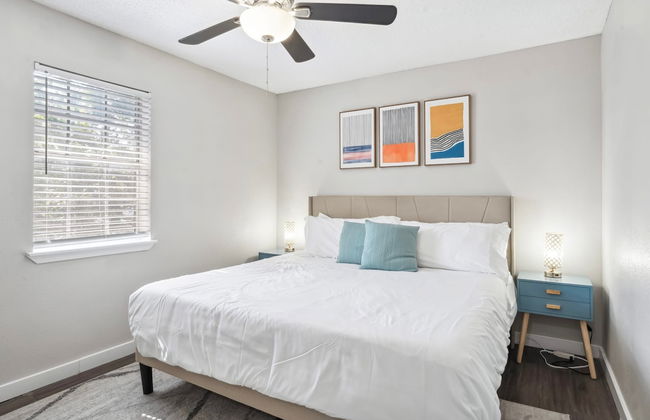 Spacious and Fun King Bed 2BR w Pool 5 Min to DT - Photo 2