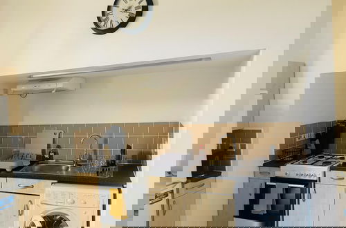 Foto 4 - Bustling Western Apartment