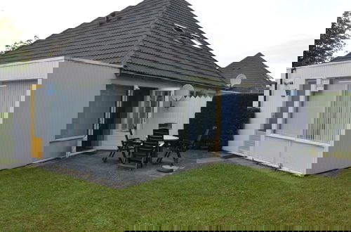 Foto 16 - Spacious Holiday Home With Garden