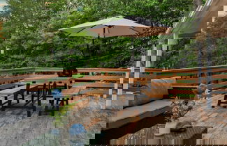 Foto 3 - Arcade, Sports Bar, Deck Living, Fire Pit, Near the Lake! Sasa by Avantstay
