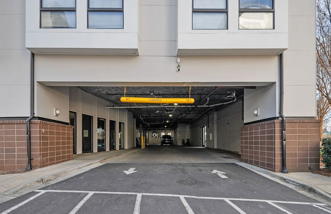 Spacious 2BD With Private Balcony and Free Parking - Foto 34