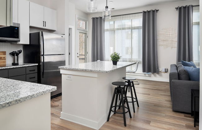 Spacious 2BD With Private Balcony and Free Parking - Foto 40