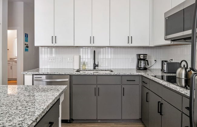 Spacious 2BD With Private Balcony and Free Parking - Foto 41