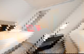 Photo 2 - Sensational Two-bedroom Apartment by the River