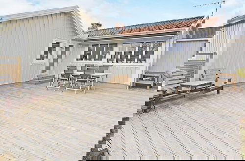 Foto 1 - Spacious Holiday Home With Terrace