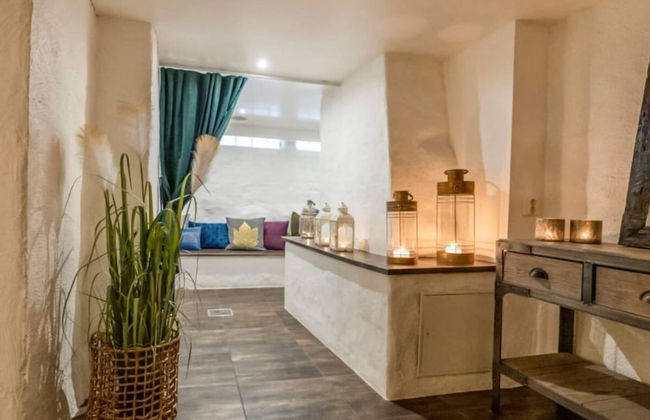Lively Vacation Home With Free Breakfast - Photo 35