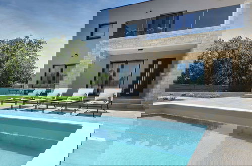 Photo 19 - Modern Villa With Swimming Pool