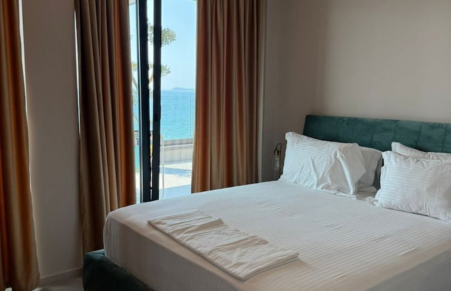 AZAR LUXURY SUITES - Photo 37