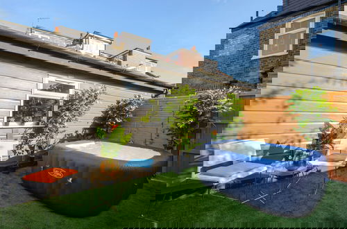 Foto 40 - Luxury Versace 1 Bed, Hot Tub, Pool Table, Sky Tv