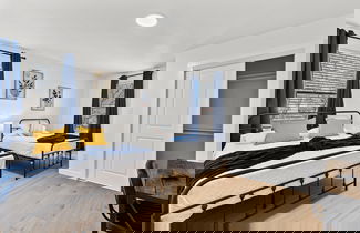 Foto 2 - Brand New! Relax at 3br/2ba Apt. Near City Center