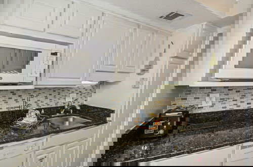 Foto 10 - Southbay 55 is 2 Bedroom on the lake with short walk to beach by RedAwning