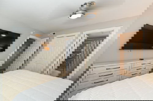 Foto 4 - Southbay 55 is 2 Bedroom on the lake with short walk to beach by RedAwning