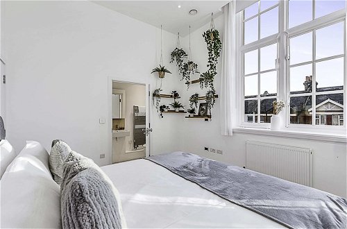 Photo 3 - Vibrant 2-bed Flat: Acton's Best Stay