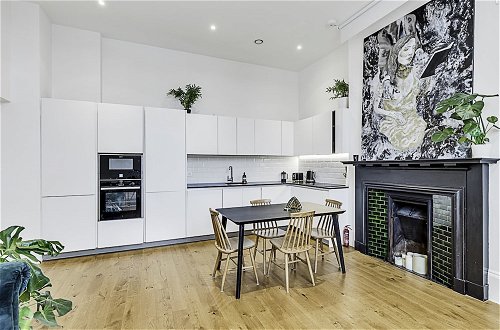 Photo 8 - Vibrant 2-bed Flat: Acton's Best Stay