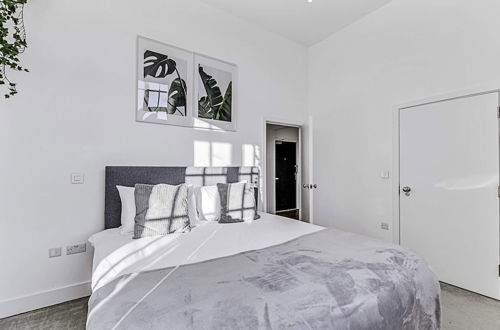 Photo 4 - Vibrant 2-bed Flat: Acton's Best Stay