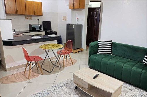 Foto 11 - Lux Suites La Vida Startup Apartment
