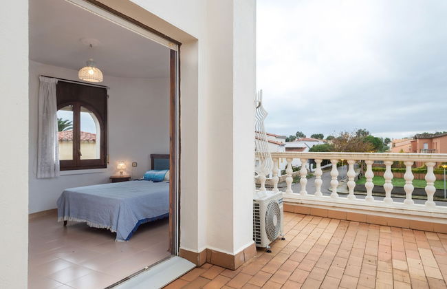 Peaceful Holiday Home in Sant Pere Pescador With Swimming Pool - Foto 10
