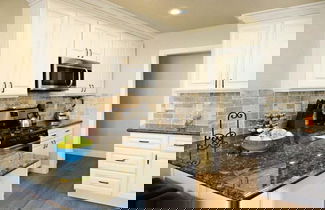 Photo 1 - Swanky 5 bedroom 4.5 bath home (3 Master Suites)