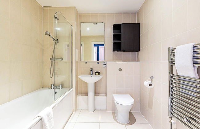 Stylish East London Apartment - Photo 17