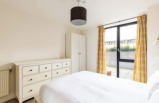Stylish East London Apartment - Photo 4