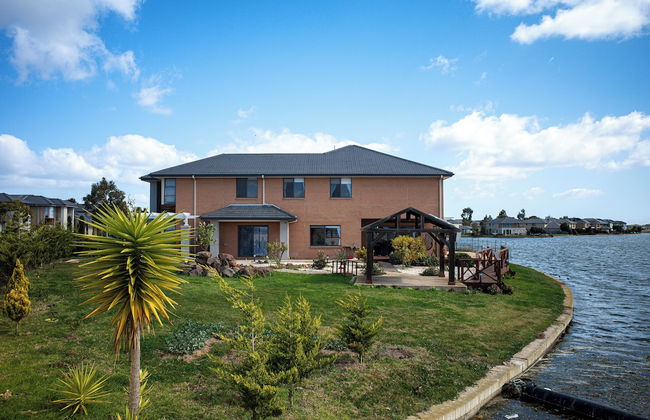 StayAU 5BR Lakefront Escape Point Cook - Photo 1