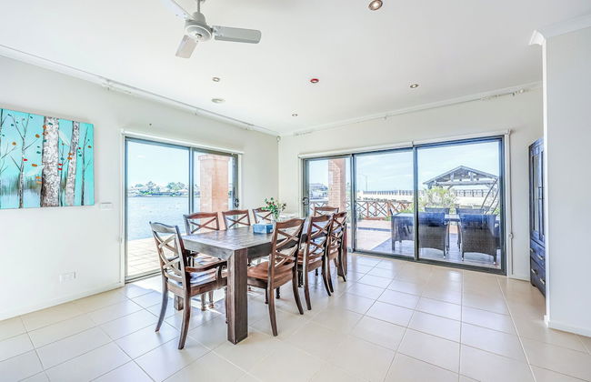 StayAU 5BR Lakefront Escape Point Cook - Photo 54