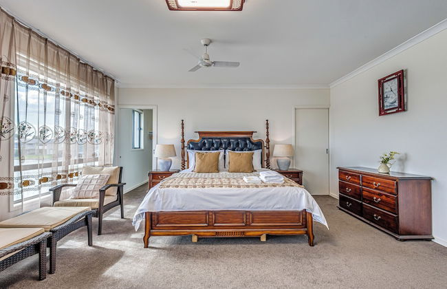 StayAU 5BR Lakefront Escape Point Cook - Photo 2