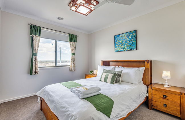 StayAU 5BR Lakefront Escape Point Cook - Photo 16