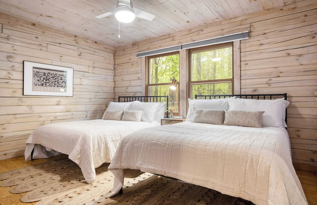 Half Moon by Avantstay 4BR Cabin w/ Large Deck & Yard w/ Patio & Outdoor Dining - Photo 6