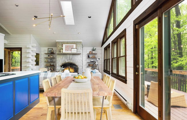 Half Moon by Avantstay 4BR Cabin w/ Large Deck & Yard w/ Patio & Outdoor Dining - Photo 12