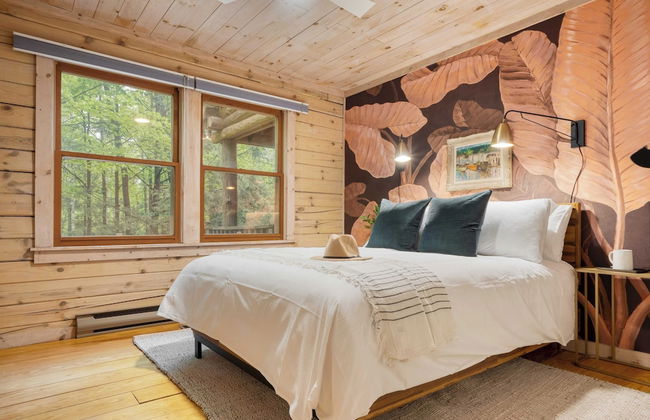 Half Moon by Avantstay 4BR Cabin w/ Large Deck & Yard w/ Patio & Outdoor Dining - Photo 29