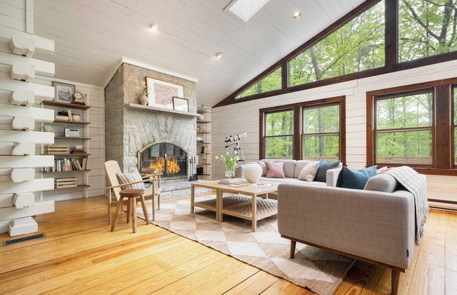 Half Moon by Avantstay 4BR Cabin w/ Large Deck & Yard w/ Patio & Outdoor Dining - Photo 9