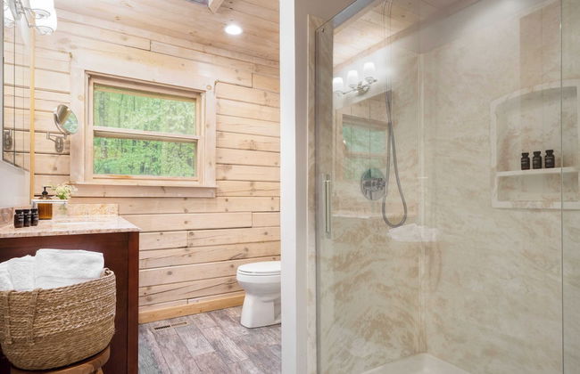 Half Moon by Avantstay 4BR Cabin w/ Large Deck & Yard w/ Patio & Outdoor Dining - Photo 18