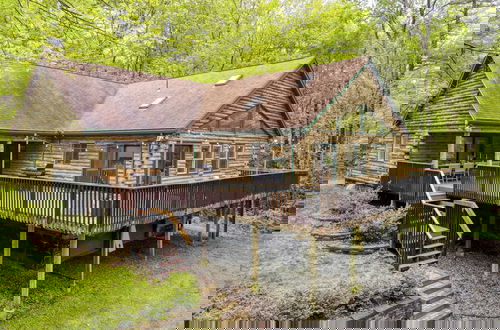 Foto 23 - Half Moon by Avantstay 4BR Cabin w/ Large Deck & Yard w/ Patio & Outdoor Dining