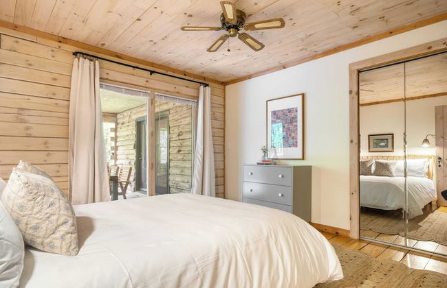 Half Moon by Avantstay 4BR Cabin w/ Large Deck & Yard w/ Patio & Outdoor Dining - Photo 5