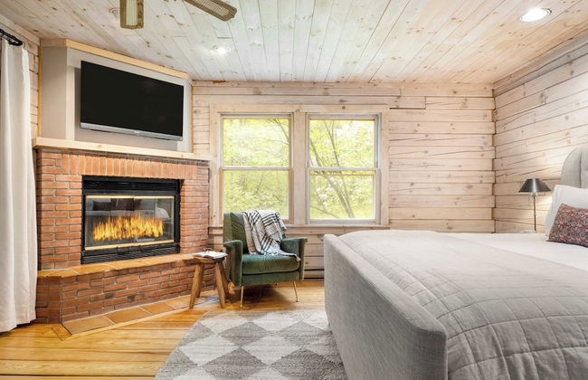 Half Moon by Avantstay 4BR Cabin w/ Large Deck & Yard w/ Patio & Outdoor Dining - Photo 4