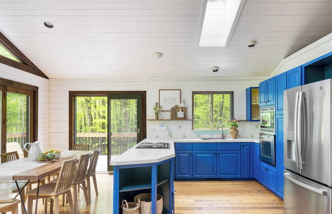 Half Moon by Avantstay 4BR Cabin w/ Large Deck & Yard w/ Patio & Outdoor Dining - Photo 13
