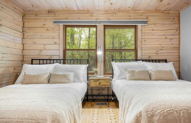 Half Moon by Avantstay 4BR Cabin w/ Large Deck & Yard w/ Patio & Outdoor Dining - Photo 7