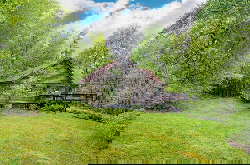 Foto 38 - Half Moon by Avantstay 4BR Cabin w/ Large Deck & Yard w/ Patio & Outdoor Dining