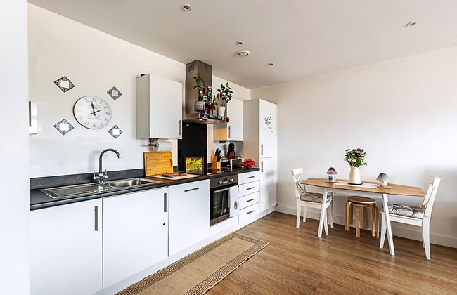 Stylish Canary Wharf Retreat For 2 - Photo 9