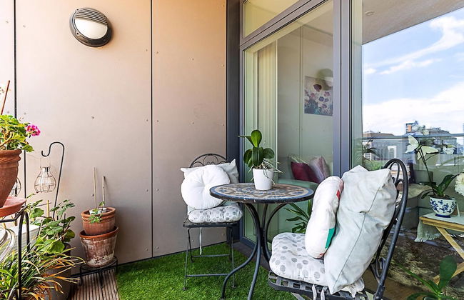 Stylish Canary Wharf Retreat For 2 - Photo 13