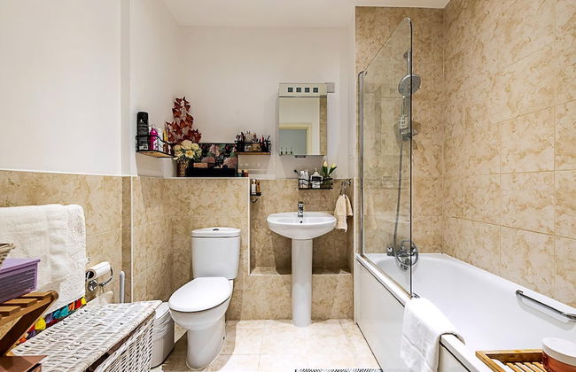 Stylish Canary Wharf Retreat For 2 - Photo 22
