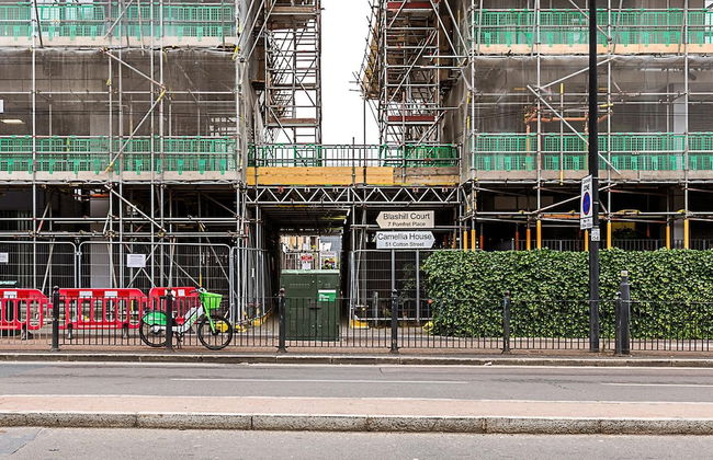 Stylish Canary Wharf Retreat For 2 - Photo 27