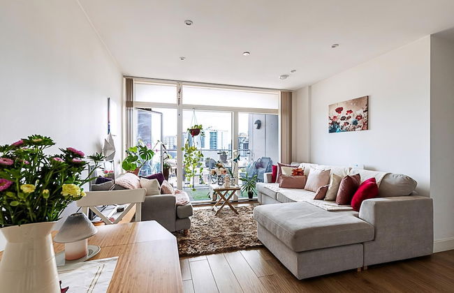 Stylish Canary Wharf Retreat For 2 - Photo 3