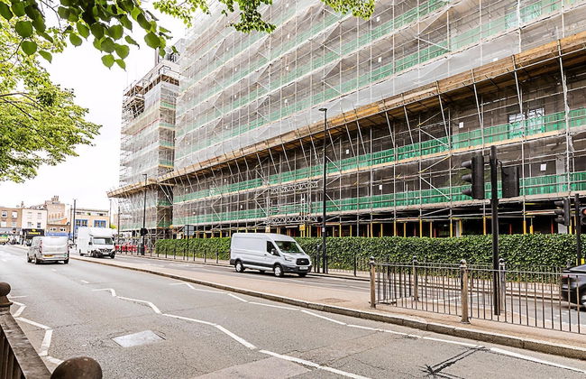 Stylish Canary Wharf Retreat For 2 - Photo 29