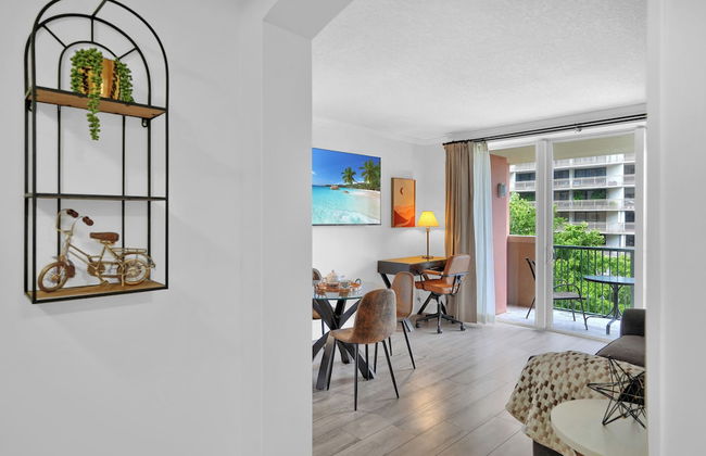 Serene Cozy Retreat with Balcony - Photo 25