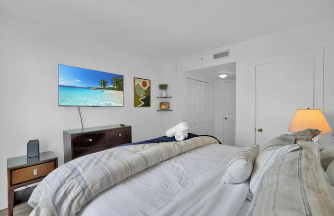 Serene Cozy Retreat with Balcony - Photo 9