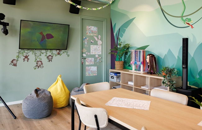Comfortable Lodge in a Holiday Park - Photo 17