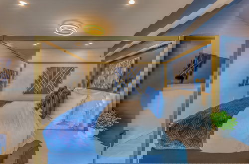 Photo 3 - Art Deco Broadway Bedroom (with Shared Common Area)