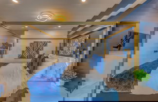 Photo 3 - Art Deco Broadway Bedroom (with Shared Common Area)